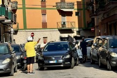 Trani | Tamponamento tra un'auto ed una Vespa in via Leoncavallo: traffico in tilt e tensione tra i conducenti