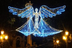Natale 2020, s'illumina il grande angelo in Piazza Libertà
