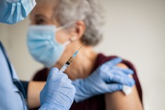 Astrazeneca ritira i vaccini "per motivi commerciali": ma ammette la correlazione con la trombosi