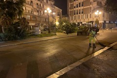 Abbattuto il tronco pericolante in piazza della Repubblica