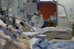 Sale la curva dei contagi, rischio di ospedali pieni di pazienti covid