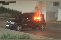 Auto in fiamme all’Eurospin di Trani