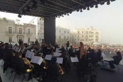 Trani ha brindato al 2025 all’insegna della grande musica con l‘Orchestra ICO “Suoni del Sud”, diretta dal M˚ Emilia Di Pasquale