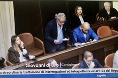 Colpo di scena al Consiglio comunale di Trani, cinque consiglieri chiedono di fermare le interrogazioni: “Rinvio dopo le dimissioni del sindaco”