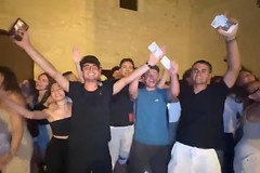 Trani | "Notte prima degli esami", emozioni e abbracci sotto le stelle di Colonna