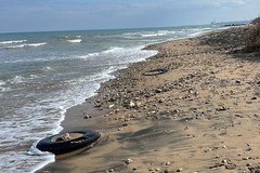 Allarme pneumatici a Boccadoro: gli "Amici del mare" chiamano alla pulizia