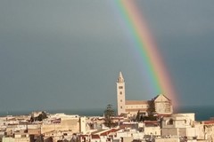 C'è l'arcobaleno: vento e pioggia in attenuazione dopo il maltempo di questa mattina