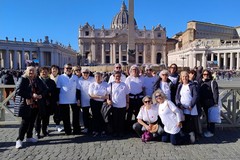 Da Trani a Roma il filo invisibile del Bene: quando la maglia scalda l'anima e raggiunge il Papa