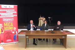 L'incontro "Truffe? Mica Scemi!" a Trani: dalla finanza al cabaret contro le truffe