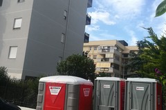 Bagni chimici per il mercato settimanale a Trani