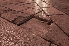 Cedimenti delle basole, buche nell'asfalto: le spese del Comune per "co-responsabilità" dei danni per infortuni
