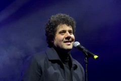 Trani canta Battisti: Piazza Quercia incantata dalle "Emozioni" di Gianmarco Carroccia
