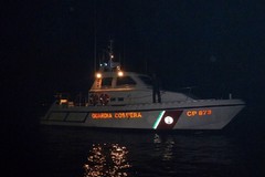 Sperona la motovedetta della Guardia Costiera per sottrarsi ad un controllo: guai per un pescatore di Trani