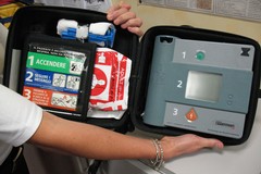 Trani Soccorso ripristina il defibrillatore rubato in Piazza della Repubblica