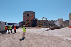 Al via a Trani la demolizione nell'ex distilleria Angelini - FOTO