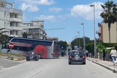 Pullman incastrato a Trani Centro: i turisti a bordo restano a piedi