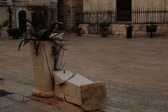 Inciviltà in piazza Tomaselli: fioriere distrutte e sacchi d'immondizia sul sagrato della chiesa