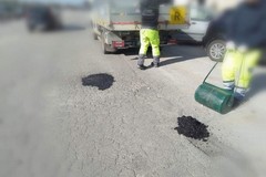 Manutenzione strade, in corso colmatura delle buche in diverse zone di Trani