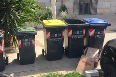 Mastelli dei rifiuti accanto agli edifici, Ferri: "È una violazione del regolamento urbano"