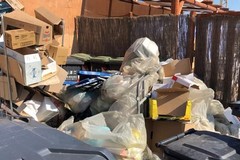 Rifiuti e sacchi d'immondizia abbandonati su via Bisceglie e sul Porto, Ferrante: «Tanto vi becchiamo»