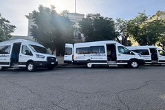 Trani inaugura tre nuovi scuolabus elettrici per un trasporto scolastico più green