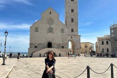 Alice a Trani per i Dialoghi s'immortala davanti alla Cattedrale