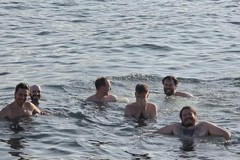 I Pinguini Tattici Nucleari si tuffano nel mare di Villa Ascosa: pausa anti-afa prima di Battiti Live