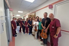 Asl Bat, musica in corsia all'ospedale di Bisceglie: sorrisi e coccole per piccoli pazienti e neomamme