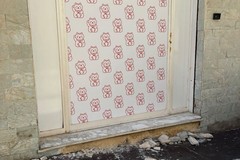 Vandali senza freno in Via San Giorgio, danneggiato il muretto di un locale: la denuncia del titolare