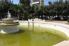 Di nuovo verdi le acque delle fontane di piazza della Repubblica, più delle aiuole