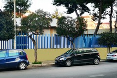 Nuovo look per la scuola dell'infanzia Dell'Olio: pitturata la recinzione esterna