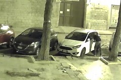 Ennesimo furto d'auto nel corso della notte: le immagini delle telecamere di videosorveglianza