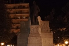 Buio sulla statua di Giovanni Bovio: i punti luce sono fuori uso