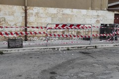 Si staccano calcinacci da un edificio in via Giacinto Francia: nessun danno