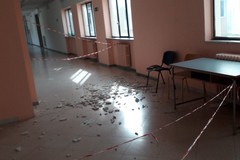 Cadono calcinacci nella scuola media Baldassarre, chiusa un'ala dell'edificio