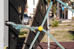 Parco giochi di via Polonia: sporge un cavo di acciaio nelle giostrine per i bambini