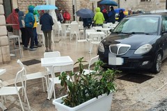Pochi parcheggi in piazza Sedile San Marco? Il gestore del bar: «Le auto davanti al locale non possono stare»
