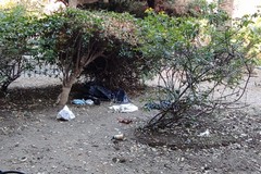 Bivacchi e  inciviltà in piazza della Repubblica: aiuole piene di rifiuti ogni giorno