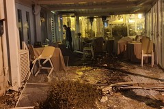 Fuoristrada contro dehors sul Porto di Trani: danni per due attività