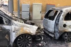 Auto incendiate nella notte in via Valdemaro Vecchi: mistero sulle cause