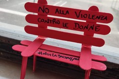 Scuola Baldassarre, scarpette e panchine rosse contro la violenza sulle donne