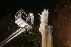 Deposta dal sindaco Bottaro la corona di fiori sulla statua dell'Immacolata: si aprono le festività natalizie a Trani