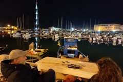 Tavolino e sedie sul porto di Trani: San Silvestro romantico per una coppia di sposini