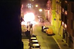 Fiamme in via Angelo De Bramo nella notte: una macchina incendiata