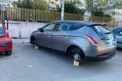 Lasciata a terra, anzi, su pezzi di legno: furto di gomme da un'auto in via Monte d'Alba