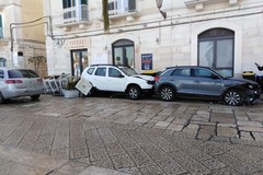 Carambola tra tre auto sul Porto di Trani, una finisce contro tavoli e sedie di un'attività