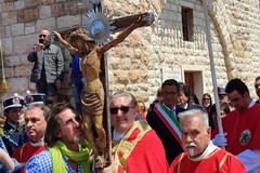 Bagno di fedeli sul porto di Trani per accogliere il "Crocifisso di Colonna" (FOTO E VIDEO)