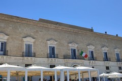 Sventola il Tricolore dai balconi di Palazzo Quercia: è l'omaggio alla Festa della Repubblica