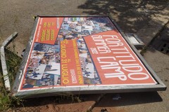 Tabellone pubblicitario giace sull'asfalto in via Falcone: cosa si aspetta ad intervenire?
