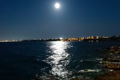 L'incanto della Superluna che si specchia sul mare di Trani: stanotte l'apice all'1,23